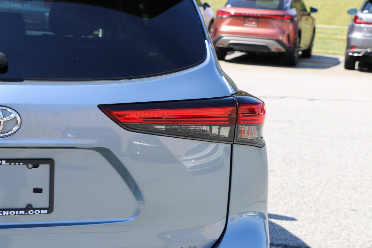 Used 2022 Toyota Highlander LE FWD image 7