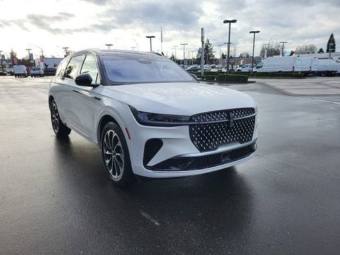 Used 2024 Lincoln Nautilus Reserve image 9