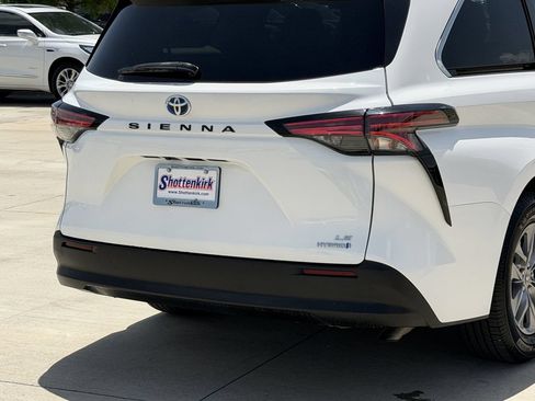Used 2022 Toyota Sienna LE FWD image 6