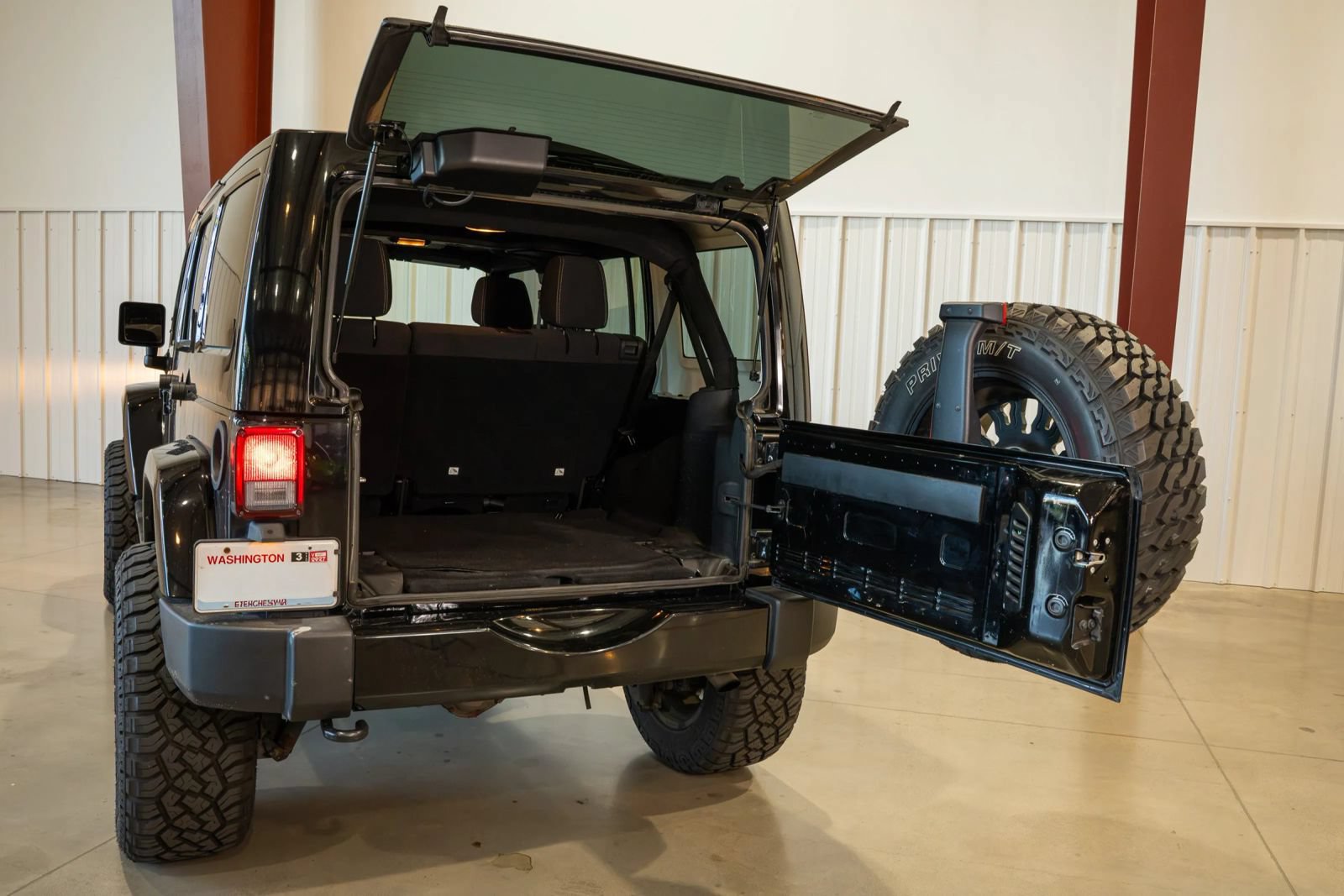 Used 2018 Jeep Wrangler Unlimited Sahara w/ Connectivity Group AWD/4WD image 26