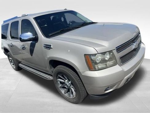 Used 2007 Chevrolet Suburban LT w/ LT Preferred Equipment Group AWD/4WD image 5
