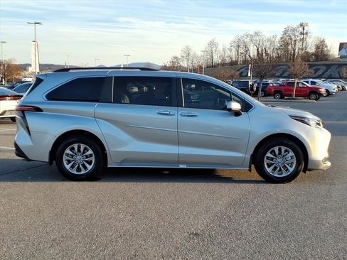 Certified 2022 Toyota Sienna XLE image 3