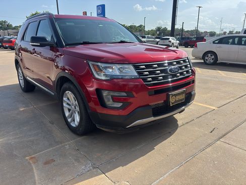 Used 2017 Ford Explorer XLT w/ Equipment Group 201A FWD image 2