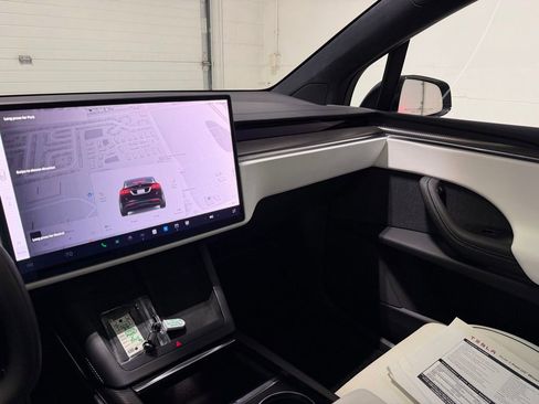 Used 2022 Tesla Model X Plaid image 17