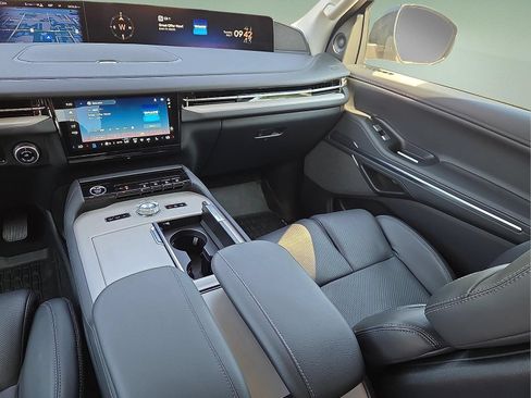 Certified 2025 Lincoln Navigator Reserve AWD/4WD image 11