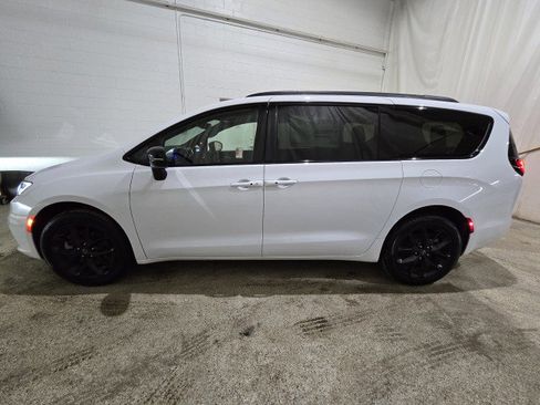 New 2026 Chrysler Pacifica Limited w/ S Appearance Package image 3