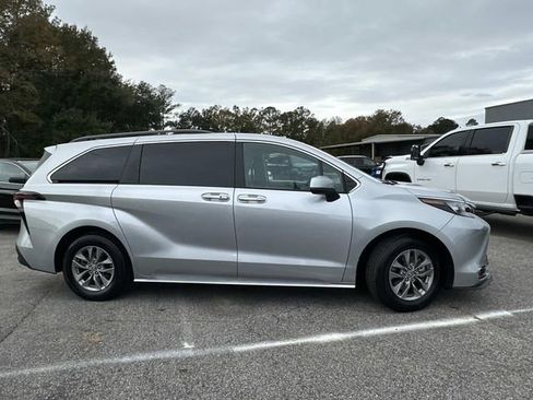 Used 2024 Toyota Sienna XLE image 5
