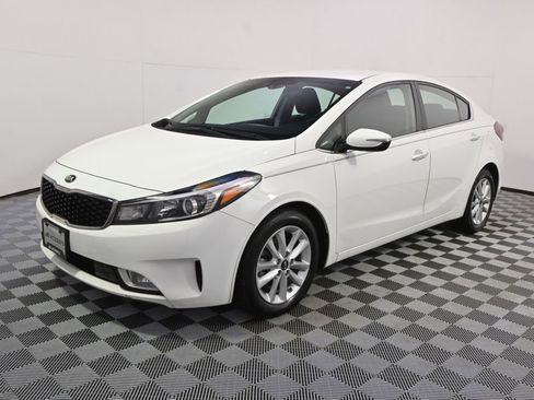Used 2017 Kia Forte S w/ S Technology Package FWD image 2