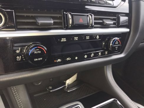 Used 2024 Nissan Pathfinder Platinum image 19