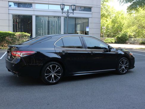 Used 2018 Toyota Camry SE w/ Moonroof Package FWD image 7