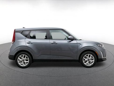 Used 2025 Kia Soul LX w/ LX Technology Package FWD image 8