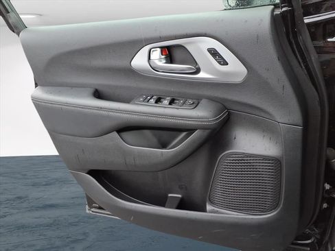 Used 2025 Chrysler Pacifica Limited FWD image 31