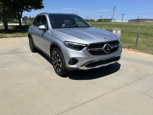 Used 2025 Mercedes-Benz GLC 350e 4MATIC image 2