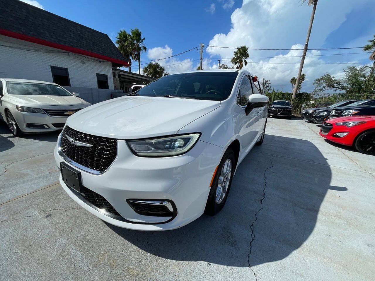 Used 2023 Chrysler Pacifica Touring-L FWD image 2