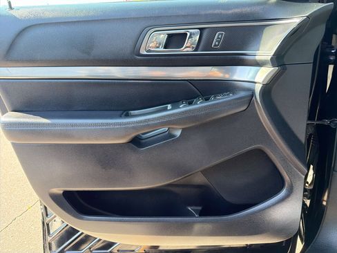 Used 2018 Ford Explorer XLT w/ Equipment Group 202A FWD image 36