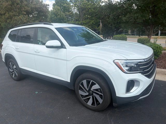 Used 2025 Volkswagen Atlas SE FWD image 2