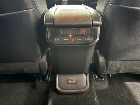 Used 2025 Toyota Highlander Platinum image 30