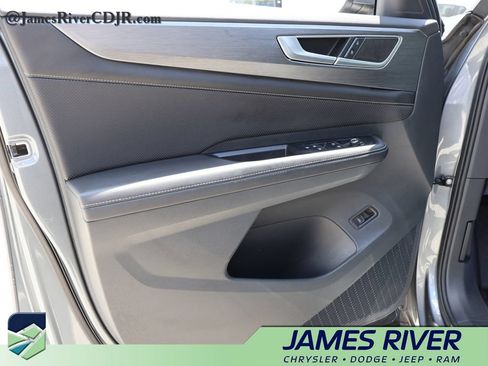 Used 2024 Volkswagen Atlas Cross Sport SE FWD image 21