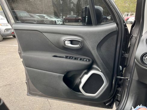 Used 2020 Jeep Renegade Latitude w/ Cold Weather Group image 13