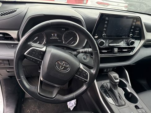 Used 2022 Toyota Highlander XLE image 13