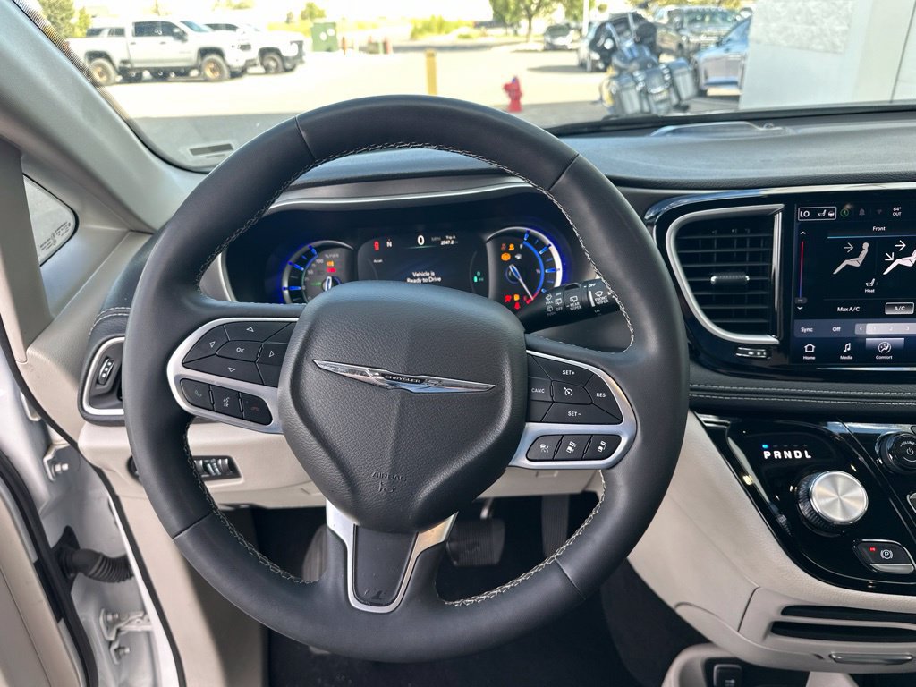Used 2024 Chrysler Pacifica Limited FWD image 9