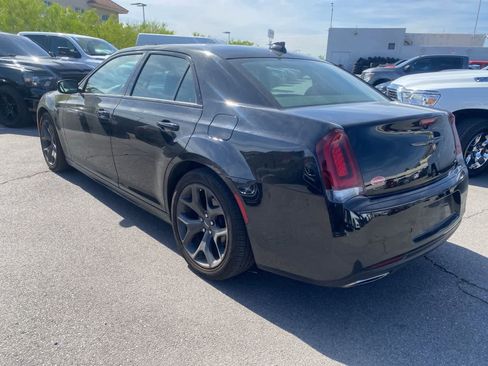 Used 2022 Chrysler 300 Touring L w/ Popular Equipment Group RWD image 9