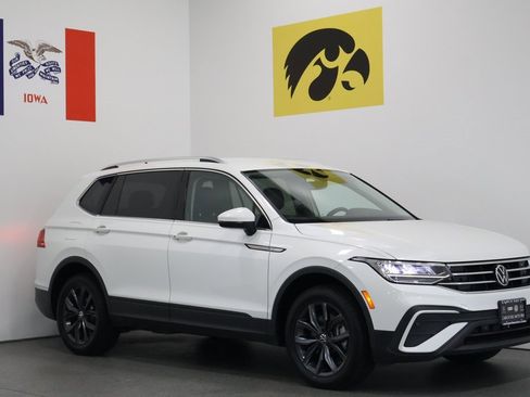 Used 2023 Volkswagen Tiguan SE image 1