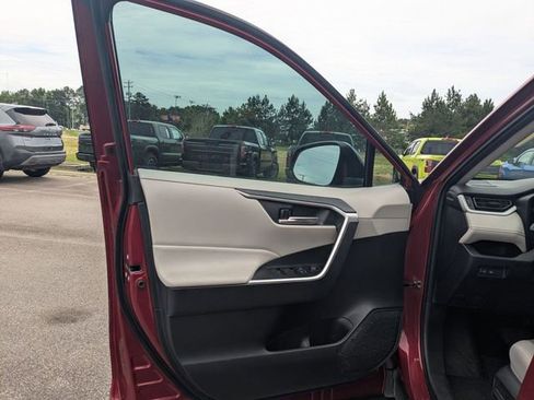 Used 2022 Toyota RAV4 XLE FWD image 11