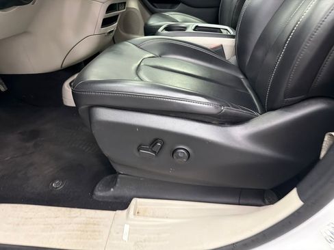 Used 2023 Chrysler Pacifica Touring-L FWD image 10