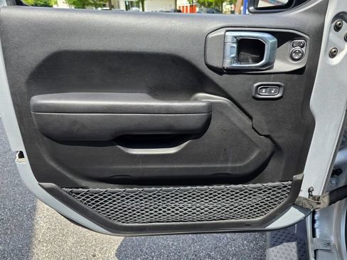 Used 2023 Jeep Wrangler Unlimited Rubicon 4xe w/ Cold Weather Group AWD/4WD image 7