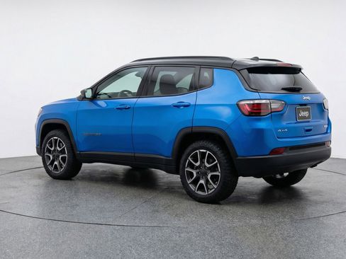 Used 2025 Jeep Compass Trailhawk image 6