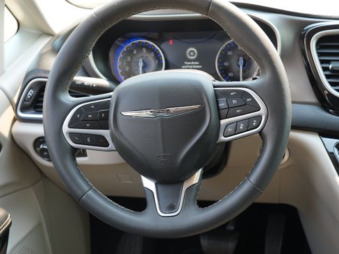 Used 2023 Chrysler Pacifica Touring-L FWD image 24