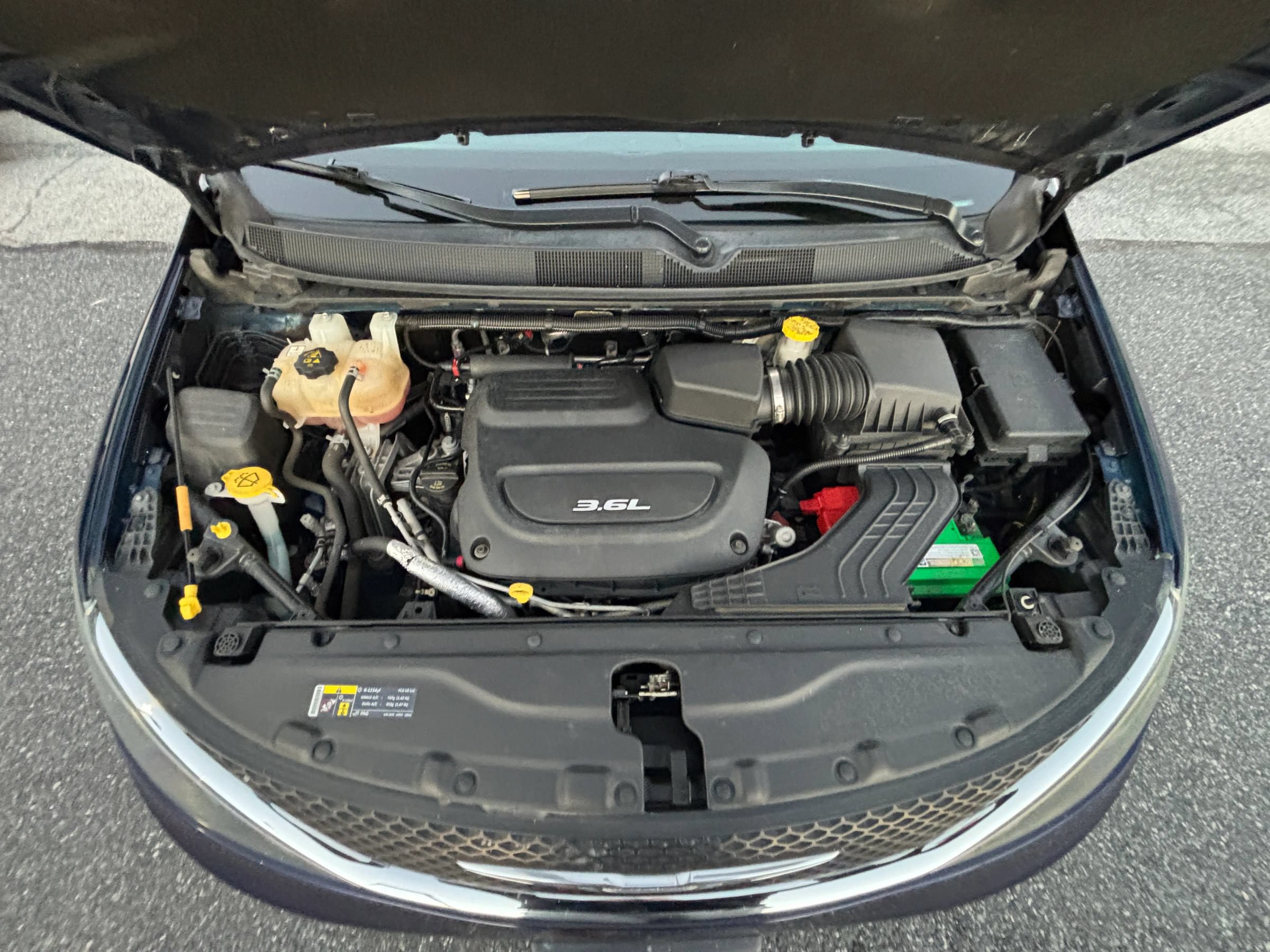 Used 2017 Chrysler Pacifica Touring FWD image 32