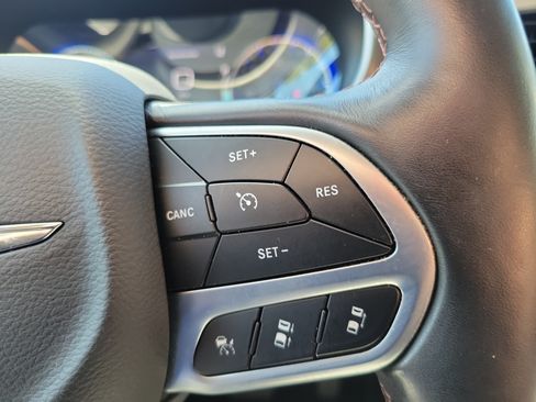 Used 2020 Chrysler Pacifica Touring-L Plus w/ Advanced Safetytec Group FWD image 20