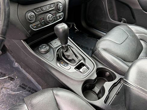 Used 2019 Jeep Cherokee Limited AWD/4WD image 18