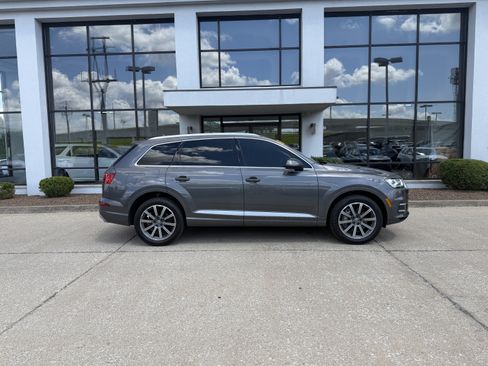 Used 2019 Audi Q7 3.0T Premium w/ Convenience Package AWD/4WD image 3