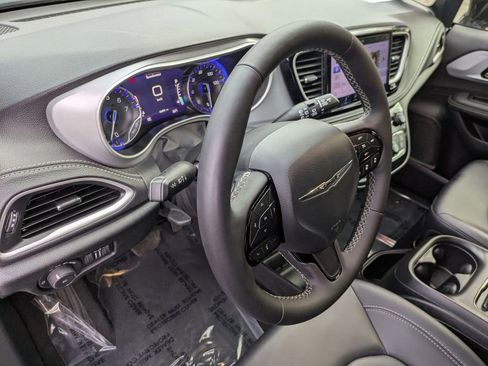 Used 2024 Chrysler Pacifica Touring-L w/ S Appearance Package image 14