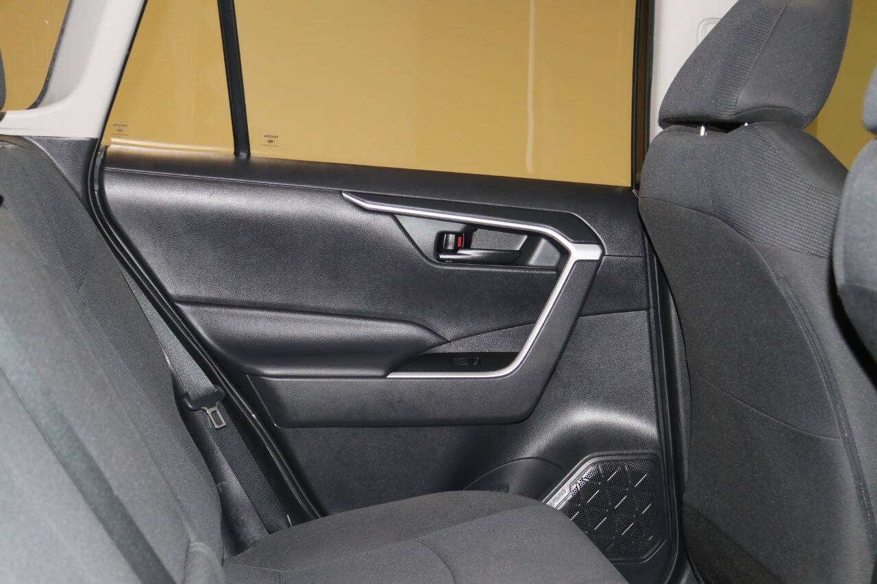 Used 2020 Toyota RAV4 LE w/ Carpet Mat Package AWD/4WD image 75