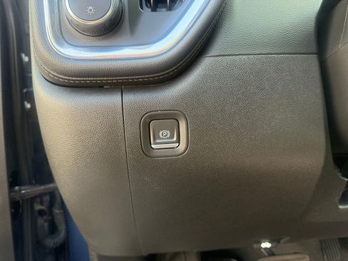 Used 2022 Chevrolet Silverado 1500 LT AWD/4WD image 17
