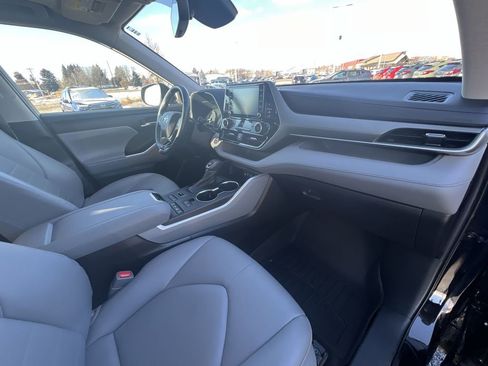 Used 2021 Toyota Highlander XLE image 29
