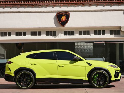 Used 2022 Lamborghini Urus AWD/4WD image 2
