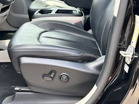 Used 2024 Chrysler Pacifica Touring-L FWD image 16