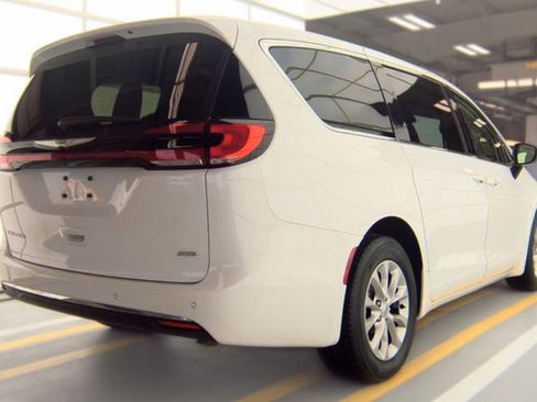 Used 2024 Chrysler Pacifica Touring-L AWD/4WD image 2