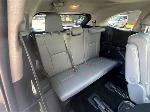Used 2024 Toyota Highlander Platinum AWD/4WD image 32