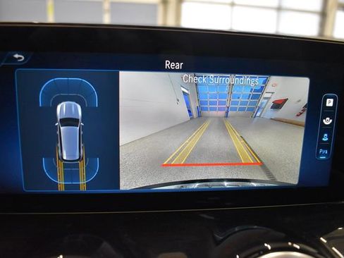 Used 2025 Mercedes-Benz GLB 250 4MATIC image 8