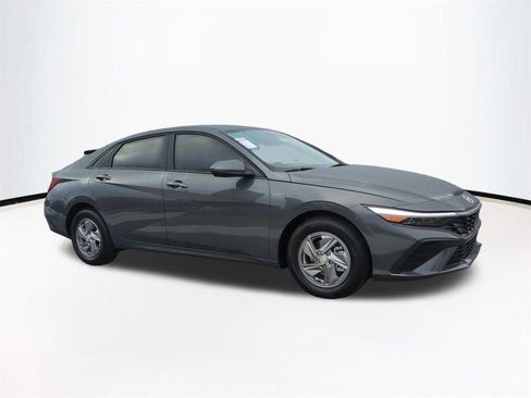 New 2026 Hyundai Elantra SE image 2