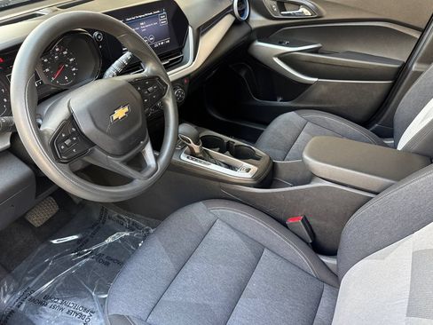 Used 2024 Chevrolet Trax LS w/ LS Convenience Package FWD image 11