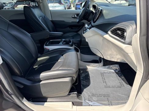 Used 2023 Chrysler Pacifica Touring-L FWD image 25