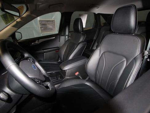 Used 2025 Ford Escape Platinum w/ Premium Technology Package image 4