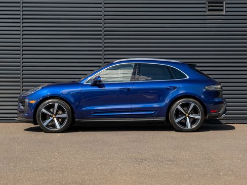 Certified 2022 Porsche Macan AWD/4WD image 2